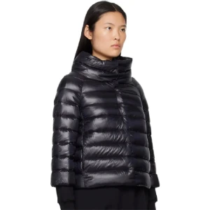 Herno jacka  - Svart herno jacka i superfint skick! Köpt förra hösten och sparsamt använd. (2a bild lånad av en vän) skriv fler bilder så skickar jag såklart❤️ den är i storlek två som motsvarar en S skulle jag säga. Köpte den för 5299kr och har kvar prislappen🌸 