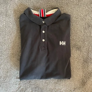 Helly Hansen - Säljer en rätt snygg och riktigt bekväm Helly Hansen piketröja i storlek L 