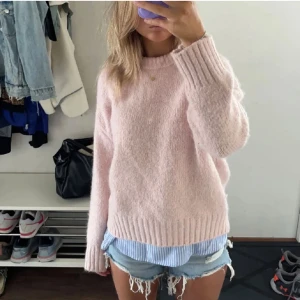 Rosa stickad tröja - En jättefin rosa stickad tröja ifrån zara. 