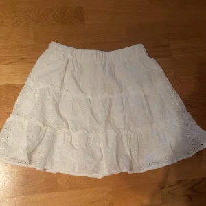 volang kjol - en vit volang kjol som jag aldrig använt förr men är väldigt gullig💕
