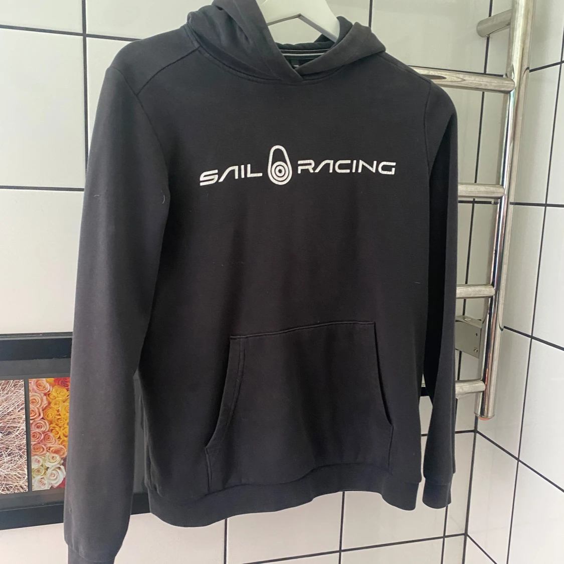Svart hoodie från Sail Racing - 91
