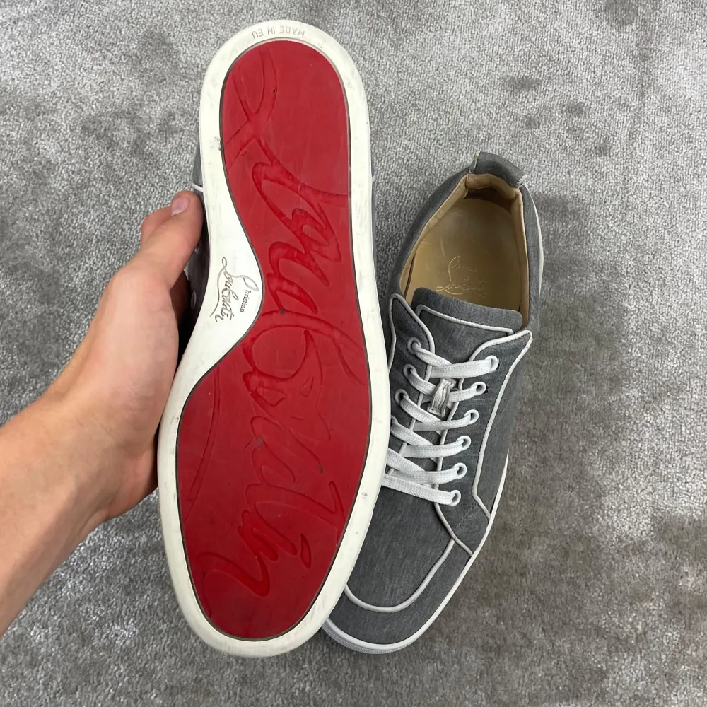 Louboutin sneaker | Skick: 8-9/10 | Storlek: 40,5 | Nypris: 8500 kr | Pris: 2999 kr | Tillbehör: inget | Fler frågor? Hör av dig isåfall!. Skor.