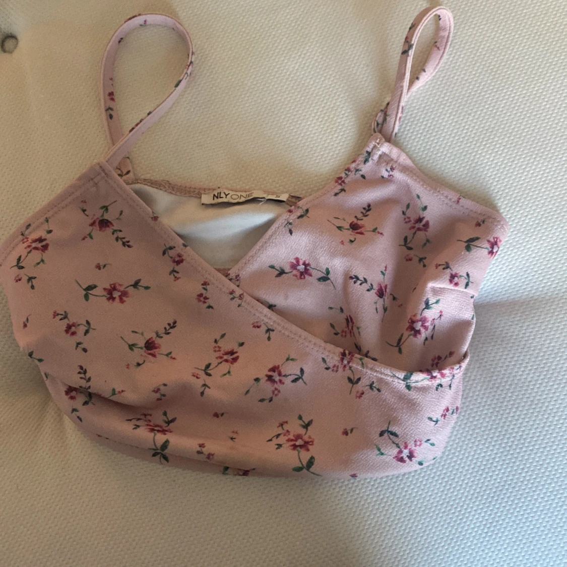 Säljer en blommig topp/linne