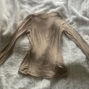 Beige långärmad topp - Säljer en stilren och enkel beige långärmad topp från intimissimi toppen är tight och har en mjuk och skön passform💗