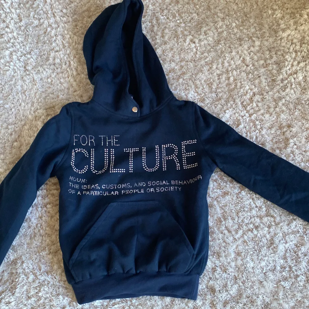 En jättefin mörkblå culture tröja i bra skick , knappt använd!. Hoodies.