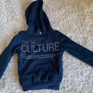 Culture tröja  - En jättefin mörkblå culture tröja i bra skick , knappt använd!