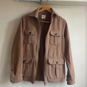 John Henric Overshirt - Herrovershirt från John Henric.  Storlek XS men passar S.  I användt skick, saknar en knapp vid vristen.  Orginalpris: 2000 kr  Tveka inte att skriva om du har några frågor!  Pris kan diskuteras vid snabb affär💸