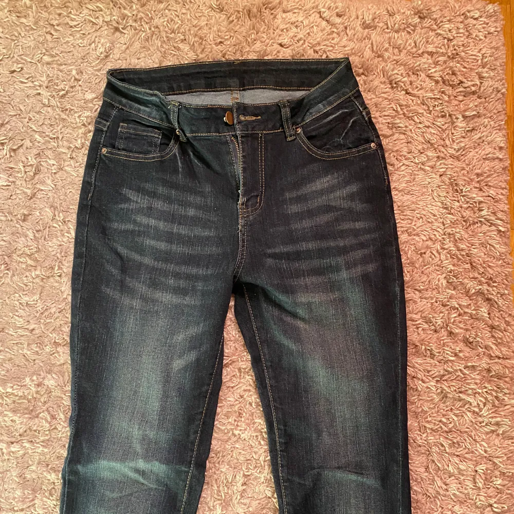 Super snygga jeans med bootcut😚dom har jättemycket stretch och är gjord av polyester så dom kliar lite grann men ingen större fara . Jeans & Byxor.