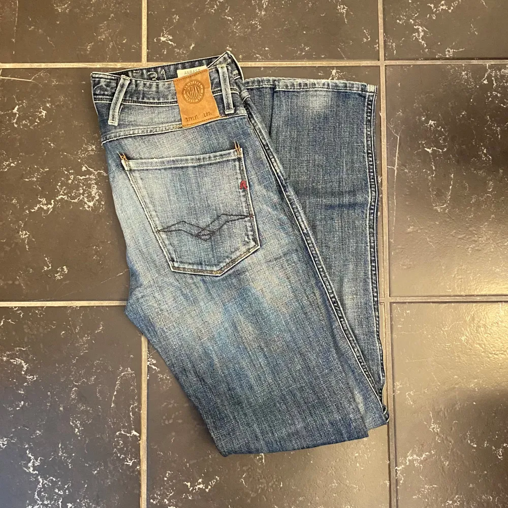 Ett par replay anbass i väldigt bra skick! Snygg tvätt med unik design med den röda flärpen. Få även med tre par brillor på köpet (se sista bild)Vid övriga frågor bara att höra av er // MVH VALENCO. Jeans & Byxor.