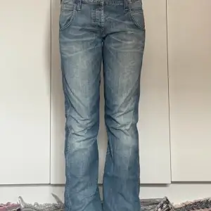 Skitsnygga wrangler jeans som tyvärr är för stora på mig, lite trasiga nere men absolut inget man tänker på.  Pris går att diskutera!!💕 fri frakt idag!!