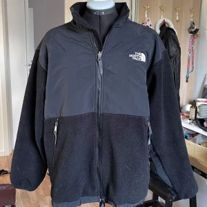 fleecejacka  - svart fleecejacka från the north face, köpt second hand men endast använd en gång av mig☺️ storlek XL i juniorstorlek, men skulle säga att den passar storlek S-M längd: 61 cm