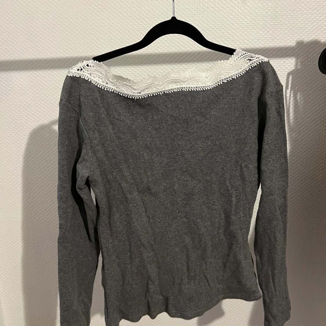 Grå tröja med spetsdetaljer - 90