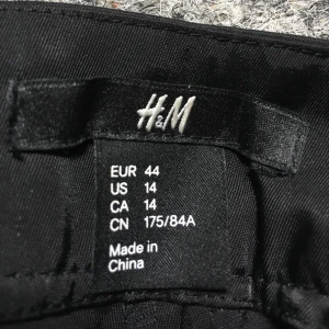 En svart kjol  - I använt skick och i fint skick 😊 Säljer den endast för att den är förstor för mig , och att den bara blir liggande i garderoben 😊💞 Den har två fickor i fram och en liten öppning i bak ner till och en dragkedja som man stänger med 😊💞