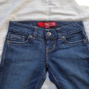 Vintage jeans  - Säljer mina superfina vintage jeans från guess då dem inte längre kommer till användning💗💗 midjemått rakt över 39, innerbensläng 82💕enda defekten är ett litet hål längst ner som ni ser på bilden. skriv om ni har frågor!💗