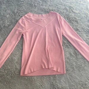 Stickad tröja - jag säljer den här fina och jättesköna stickade tröjan från GAP i storlek S, den är väldigt oversized så skulle säga att den passar alla. Använd max två gånger!