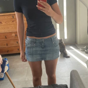 Jeanskjol - Jättefin kjol som tyvärr var för stor på mig, första bilderna är lånade. Det står storlek 30 i som men skulle tro att det är M. Är öppen för prisförslag🥰 Köp nu när det är gratis frakt!!