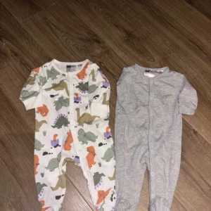 Baby pyjamas  - Två pyjamas från hm i storlek 56 i mycket bra skick använt få gånger.