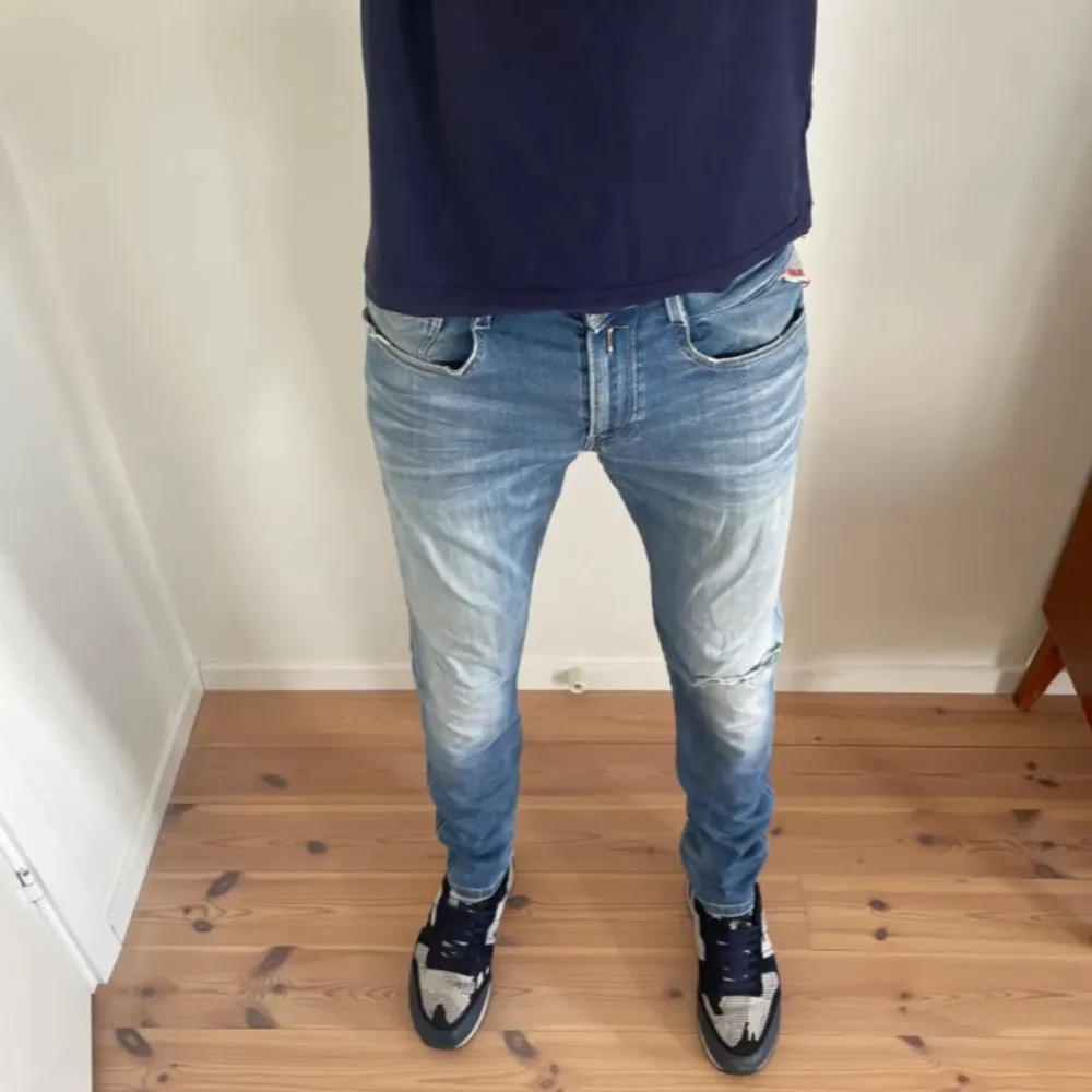 Säljer mina snygga Replay jeans de är i ett bra skick (slitningar är designen) de är i storlek w29 L32 och passar dig runt 180-185 skriv till mig vid seriöst intresse pris kan diskuteras . Jeans & Byxor.