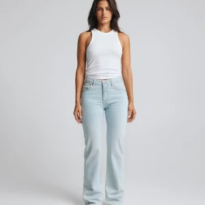 Low waist straight jeans - Lågmidjade straight/raka jeans i modellen 510. Färgen på byxorna är helt peeeerfelt, sjukt snygg blå färg som man vill ha på jeans! 🩵  Storlek är: Waist 27, Lenght 32 men passar mig som vanligtvis har s-m. Ordinarie pris är 699kr! 💛