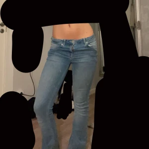Low waist jeans - Säljer mina fina Low waist flare Jeans ifrån Grunt 🍂☕️superfina att styla till hösten osv, skicka vid fler bilder eller vid inviduella frågor! 🥰💕strl 164 ,Ljusblå 