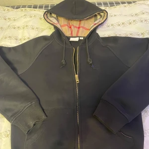 Burberry kofta  - Hej! Säljer min burberry kofta för låg pris inga hål eller fläckar eller nått liknande jätte fin o känd storlek S 