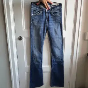 Säljer nu dessa perfekta bootcut jeansen från rag&bone i fint skick. Högkvalitativa, fin färg och bra material. Fler bilder och mått skickas vid förfrågan💙