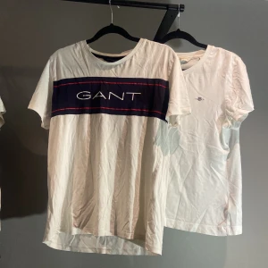 Gant T-shirts 2X vita | tröjor  - •Gant T-shirts ”logo shirts” 2x vita | tröjor. Storlek S. Mycket fint skick på båda två! 150 kr styck eller 200 kr för båda! Hör av dig vid frågor eller funderingar. Mvh Oliver!