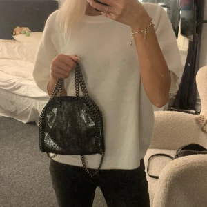 Väska - Säljer denna silver väska som likar Stella Maccartney men köpt på Vinted. Inte något märke vad jag vet🩷 tyvärr är knappen sönder för att stänga därav lägre pris än vad jag annars hade tagit (kolla sista bilden)✌️