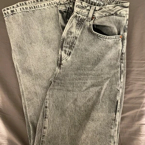 Jeans (bikbok) - Säljer dessa gråa jeans från bikbok i modellen regular wide. Jätte fina och är i bra skick, använd endast fåtal gånger kommer inte längre till användning. ❌står ej för frakt❌ pris kan eventuellt diskuteras!