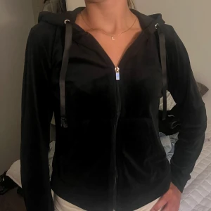 Zip up hoodie  - Zip up hoodie i sammet, väldigt skön i gott skick. Snörena är lite slitna i ändarna, annars inga defekter🖤