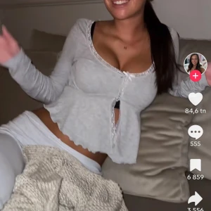 Tröja - Säljer denna tröjan då jag inte använder den längre. Jätte fin och i bra skick, använd ungefär 3 gånger