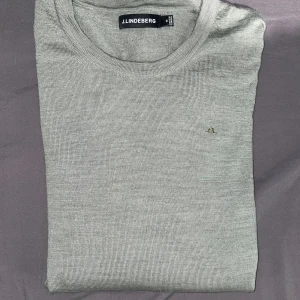 Merinoull tröja - Säljer denna feta merinoull tröjan från J.Lindeberg då jag växte ut den väldigt fort. Perfekt skick utan några riktiga tecken på användning och passar M/S. Hör av er vid funderingar.
