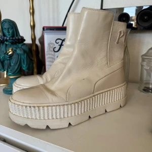 Fenty x Puma chuncky boots - Superfina boots inköpta för några år sen men sällan använda! Dock lite som ni ser på sista bilden pga att dem bara har suttit i garderoben. True to size! Köparen står för frakt eller hämtas i Malmö 💖