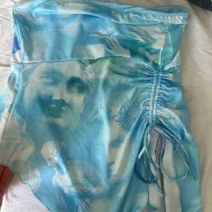Blå tubtopp - Jätte fin blå tubtopp med detaljer på sidan och själva trycket 💙