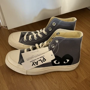 Comme des garçons skor - Helt nya oanvända gråa comme des garçons skor, som jag säljer då jag skulle beställa den låga modellen men det blev fel. Kvitto finns så bara att höra av sig vid intresse. 