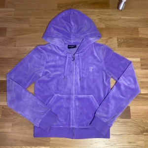 Juicy Couture - Säljer mitt lila Juicy couture set då jag inte använder dom längre. Dom är knappt använda och byxan är i storlek xxs och koftan är storlek S. Kan köpas separat. Nypris: 2500kr. Skriv för mer frågor eller diskutera priset❤️❤️