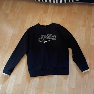 Vintage Nike sweeter - Vintage Nike sweeter i fint skick, storlek S-M. Små stygn som lossnat på texten inget man ser. Skriv frågor om ni undrar något