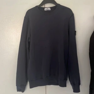 Stone island tröja - Säljer min stone island junior tröja då den är för liten för mig. Finns en liten fläck mitt på tröjan men går säkert att få bort med lite tvättmedel. Bara hör av er om ni har några frågor