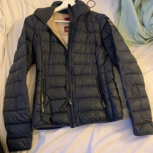 Parajumper jacka - Jackan är nysick då jag inte använde den så mycket under våren. Jackan säljs pga att den inte kommer till användning längre. Äkta. Pris kan diskuteras 