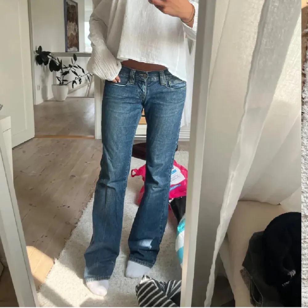 Köpta här på plick men passade tyvärr inte💗 jättefin tvätt och modell!!  Midjemått: 40cm tvärs över  Innerbenslängd: 83 cm  . Jeans & Byxor.