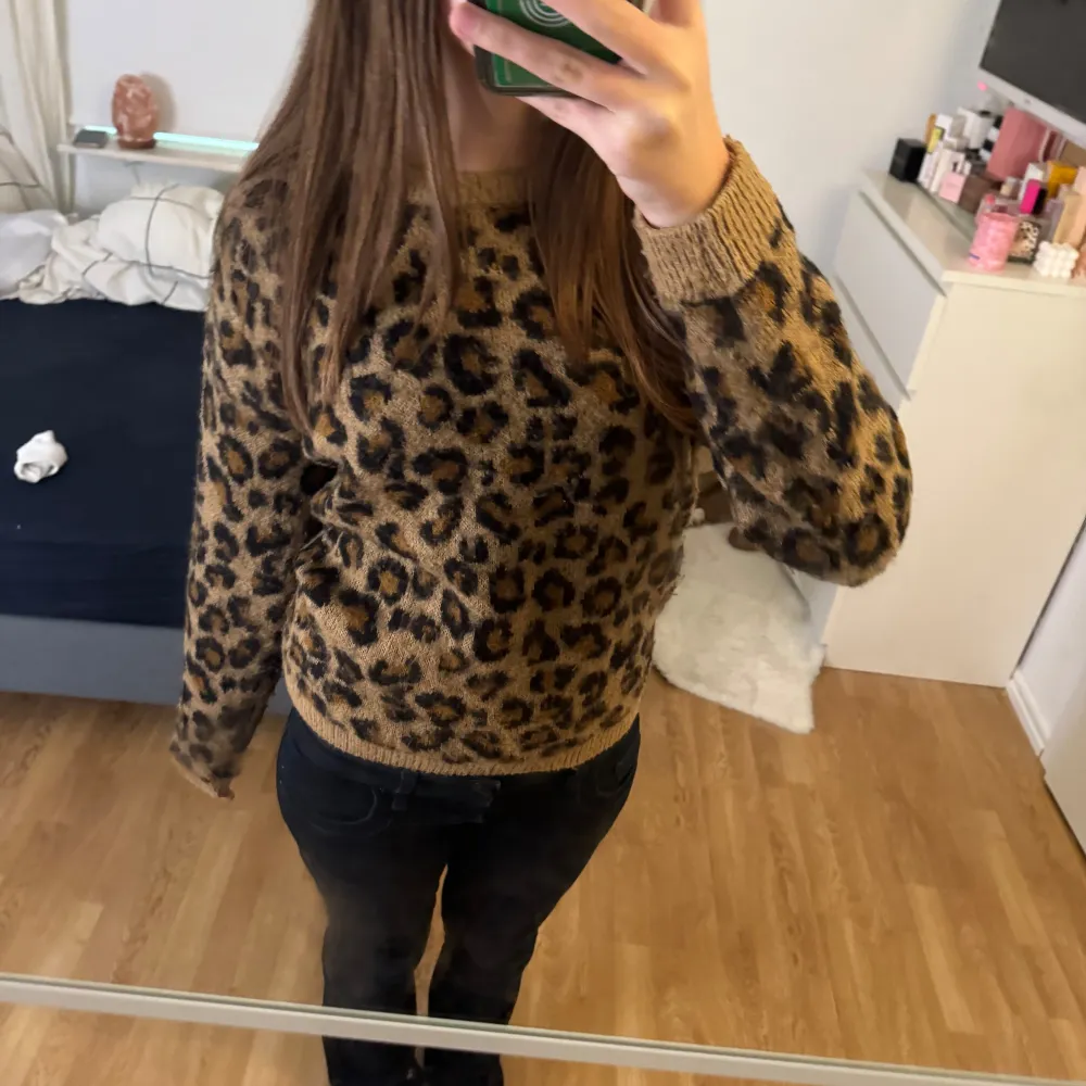 Sååå snygg stickad tröja i leopardmönster🐆 Den är i bra skick💓. Stickat.