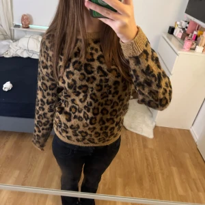 Stickad tröja - Sååå snygg stickad tröja i leopardmönster🐆 Den är i bra skick💓