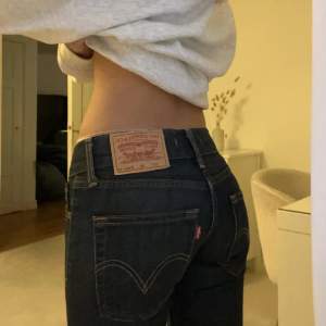 Säljer dessa jeans pga den är för små för mig. Den säljs inte mer så den är vintage :)