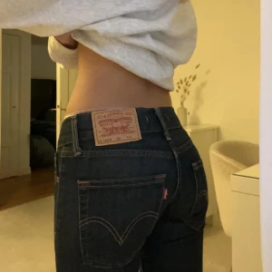 Levi’s jeans 557 eve bootcut - Säljer dessa jeans pga den är för små för mig. Den säljs inte mer så den är vintage :)