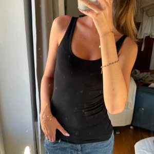 SVART LINNE - Svart linne med breda band från Vero Moda. Storlek XS men passar S med!!☺️