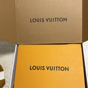 Lv skaters sköna stiliga och bra skor - Det är ett par lv skor som ser bra ut, sköna och är bara bra. Det är bara om att fråga för mer jolder eller någon information!! Det finns nummer under tungan på skon som ska stå på alla lv skor kan skicka bilden privat! 