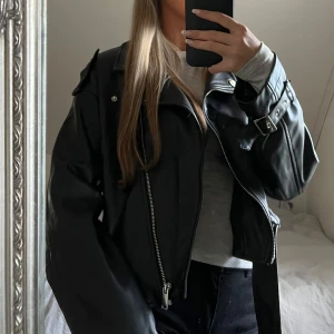 Skinn/pu jacka - Super snygg skinn jacka från Nelly i storlek 32. Ena av fickan är trasig. 🫶 Hör gärna av dig vid frågor, och om fler bilder önskas av jackan ☺️