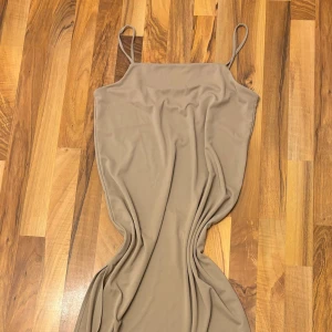 Sexig klänning  - Super fin klänning med slits på sidan jätte fin med en kappa över eller en stickad tröja t.ex.