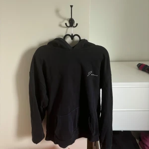 Hoodie Madlady x Ida Carlsson  - Fint skick, liten i storlek. Passar m/l