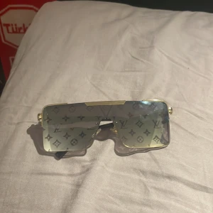 Lv glasögon  - Säljer lv glasögon inga skador jätte fina köp. Med guld saker på